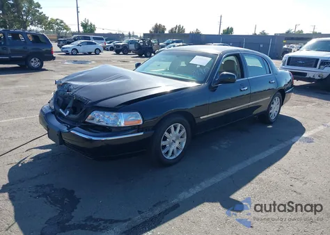 2010 Lincoln Town Car Signature Limited из США, поврежденный, VIN 2LNBL8CV3AX613153